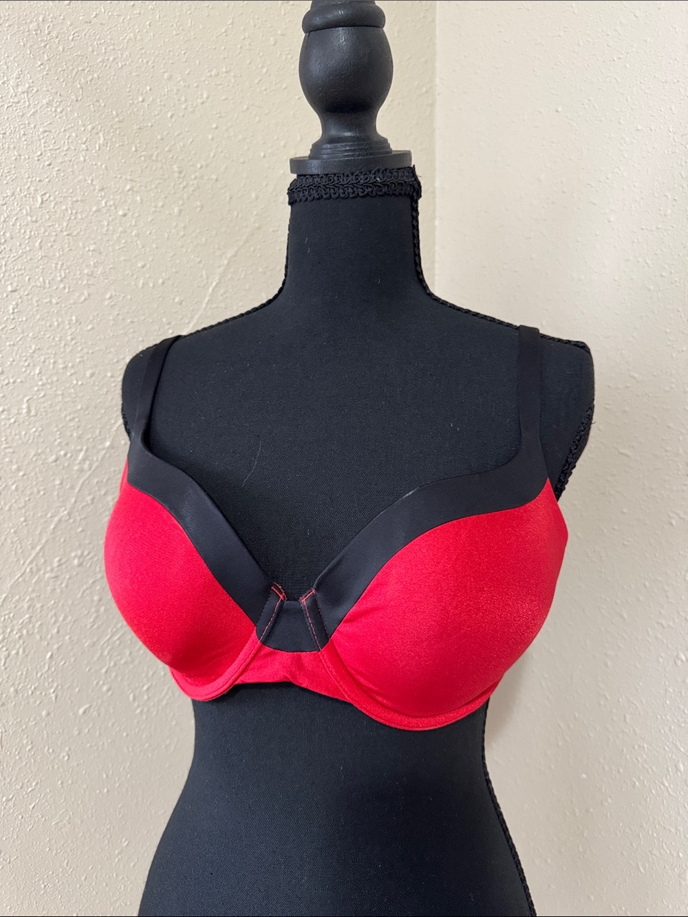 Victoria's Secret Red and Black Underwire T-Shirt Bra